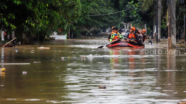 Petugas SAR mengevakuasi warga yang terendam banjir di Kawasan Grand Galaxy City, Kota Bekasi, Jawa Barat, Selasa (4/3/2025). [Suara.com/Alfian Winanto]