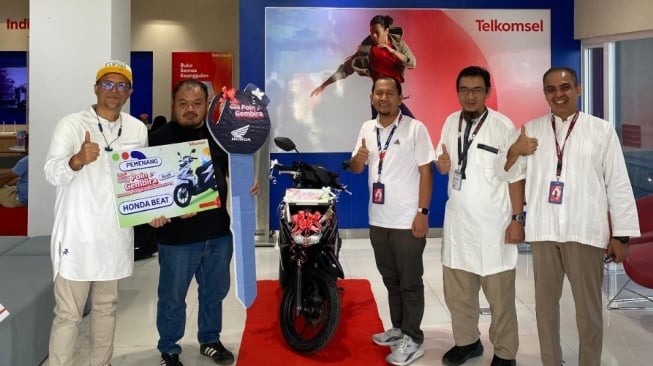 Telkomsel Serahkan Hadiah Motor kepada Pemenang Program Poin Gembira di Sumut dan Aceh