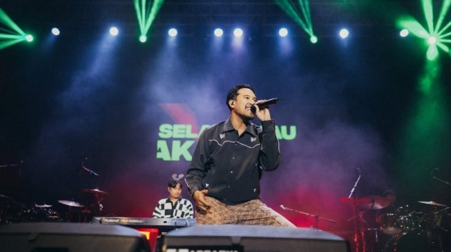 Penampilan Adrian Khalif dalam "Konser untuk Korban Sakit Hati" yang berlangsung di Banjarmasin pada 22 Februari 2025. [E-Motio]