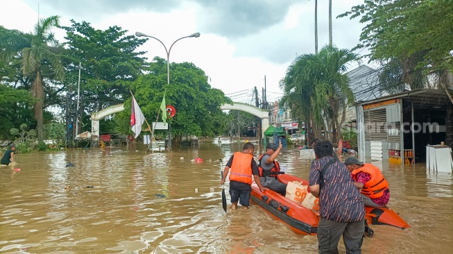 Petugas SAR menyiapkan perahu untuk evakuasi warga yang terendam banjir di Kawasan Grand Galaxy City, Kota Bekasi, Jawa Barat, Selasa (4/3/2025). [Suara.com/Alfian Winanto]