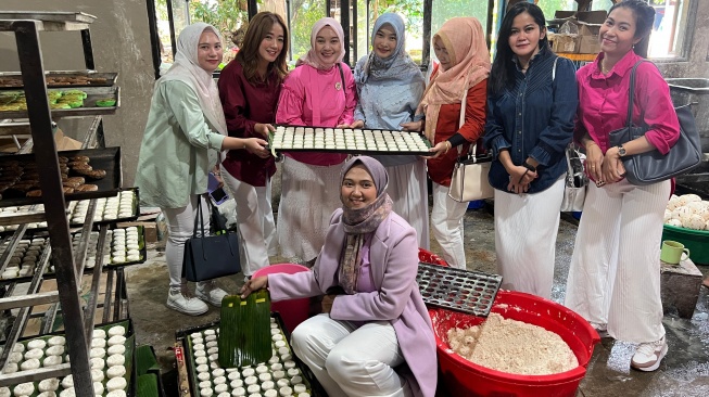IWABRI BO Semarang Pandanaran saat berkunjungn ke UMKM Wingko Babat Pratama Semarang. [Dok BRI]