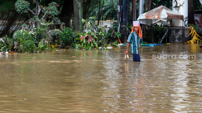 Suasana kawasan elit Grand Galaxy City yang terendam banjir di Kota Bekasi, Jawa Barat, Selasa (4/3/2025). [Suara.com/Alfian Winanto]