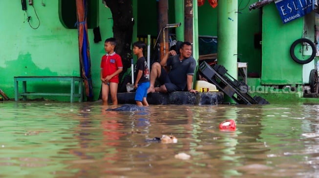 Suasana kawasan elit Grand Galaxy City yang terendam banjir di Kota Bekasi, Jawa Barat, Selasa (4/3/2025). [Suara.com/Alfian Winanto]