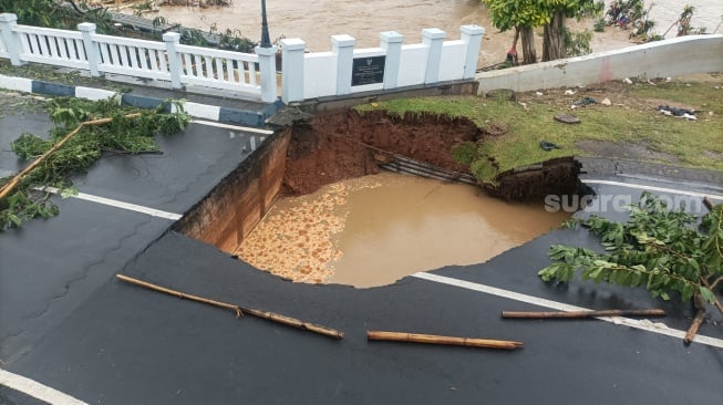 Kondisi jembatan yang amblas di kawasan perumahan Kemang Pratama, Bekasi, Jawa Barat, Selasa (4/3/2025). [Suara.com/Alfian Winanto]