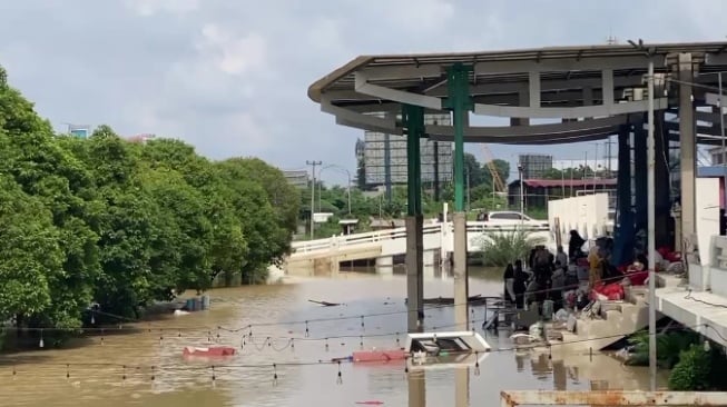 Sejumlah pekerja Mal Mega Bekasi saat dikepung banjir yang melanda pada Selasa (4/3/2025) pagi. [Suara.com/Mae Harsa]