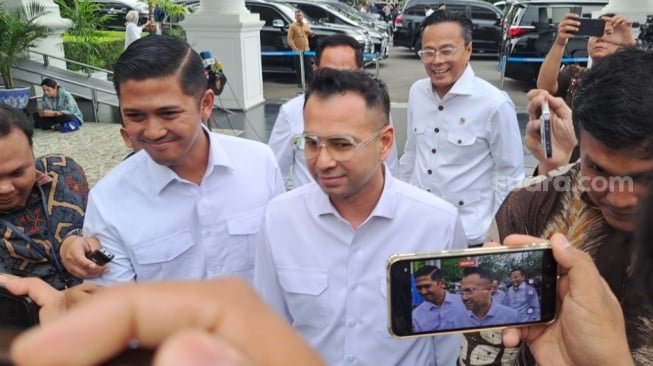 Utusan Khusus Presiden Bidang Pembinaan Generasi Muda dan Pekerja Seni, Raffi Ahmad di komplek Istana Kepresidenan Jakarta, Selasa (4/3/2025). (Suara.com/Novian)