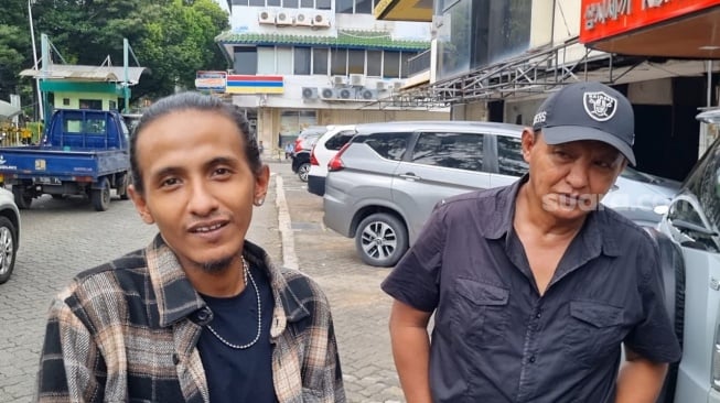 Kakak dan ayah Vadel Badjideh, Bintang Badjideh dan Umar Badjideh di Mapolres Metro Jakarta Selatan, Selasa (4/3/2025) [Suara.com/Adiyoga Priyambodo].