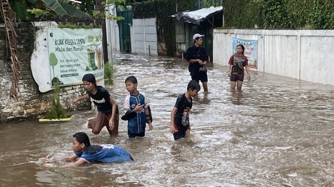 Banjir Jakarta; Ribuan Warga Mengungsi, Pemprov Belum Modifikasi Cuaca?