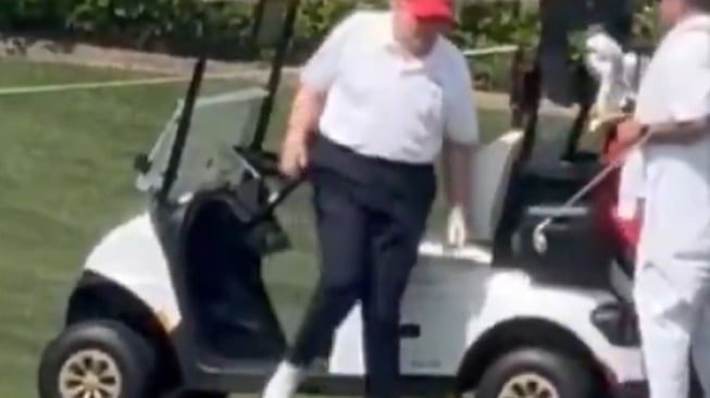 Viral Video Trump "Pincang" Saat Main Golf, Picu Spekulasi Kesehatan Memburuk