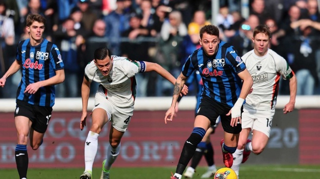 Jay Idzes melawan striker Atalanta, Mateo Retegui. (Dok. Atalanta)