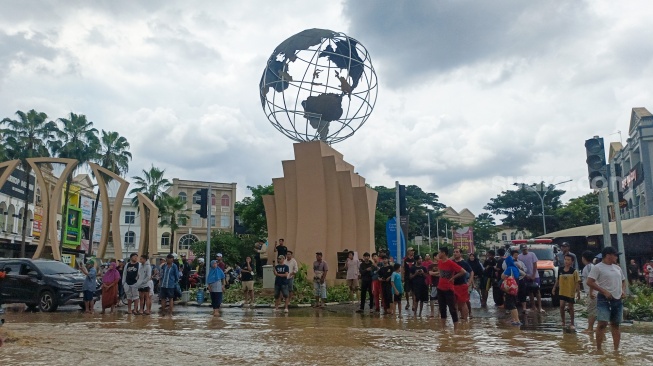 Suasana kawasan elit Grand Galaxy City yang terendam banjir di Kota Bekasi, Jawa Barat, Selasa (4/3/2025). [Suara.com/Alfian Winanto]