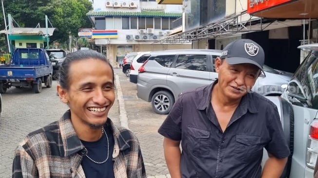 Kakak dan ayah Vadel Badjideh, Bintang Badjideh dan Umar Badjideh di Mapolres Metro Jakarta Selatan, Selasa (4/3/2025) [Suara.com/Adiyoga Priyambodo].