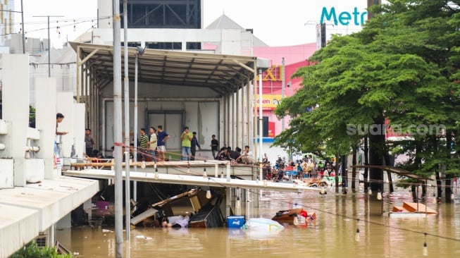 Suasana Kawasan Mega Mall Bekasi yang terendam banjir di Kota Bekasi, Jawa Barat, Selasa (4/3/2025). [Suara.com/Alfian Winanto]