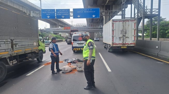 Nekat Sebrang Tol Japek, Nyawa Pria Melayang Ditabrak Bus