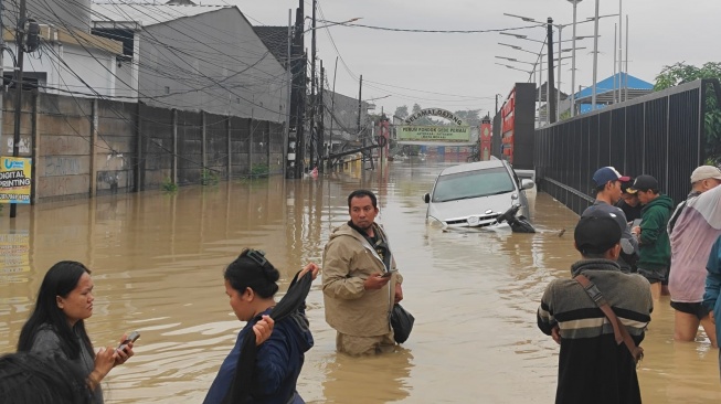 Banjir menggenangi wilayah pemukiman warga di Kota Bekasi, Jawa Barat usai hujan deras mengguyur wilayah tersebut, Selasa (4/3/2025). [Suara.com/Mae Harsa]