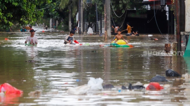 Beredar Video Warga Dinarasikan Jebol Tembok Perumahan Galaxy saat Banjir Bekasi, Tuai Pro Kontra