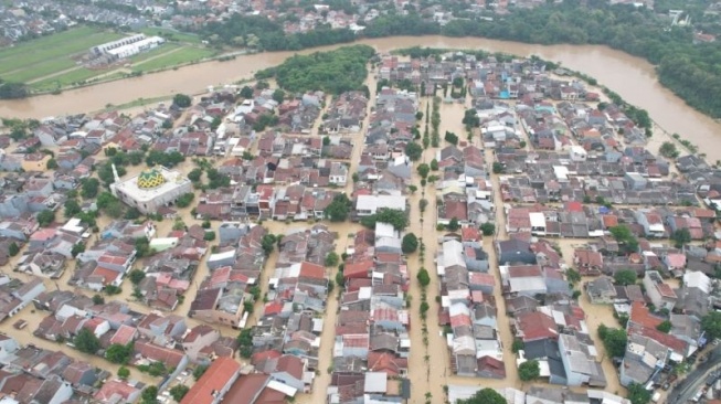 Detik-detik Pria Terseret Arus Banjir di Bekasi saat Bersihkan Sampah, Saksi Mata: Arusnya Deras!