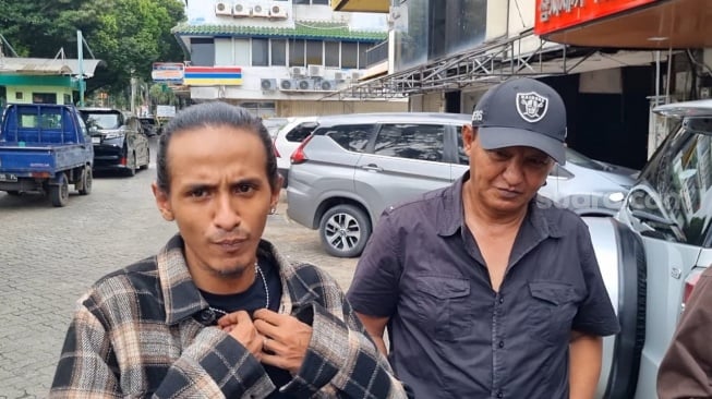 Kakak dan ayah Vadel Badjideh, Bintang Badjideh dan Umar Badjideh di Mapolres Metro Jakarta Selatan, Selasa (4/3/2025) [Suara.com/Adiyoga Priyambodo].