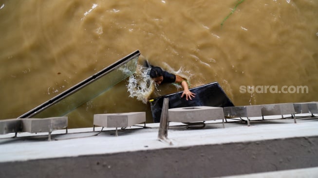 Suasana Kawasan Mega Mall Bekasi yang terendam banjir di Kota Bekasi, Jawa Barat, Selasa (4/3/2025). [Suara.com/Alfian Winanto]