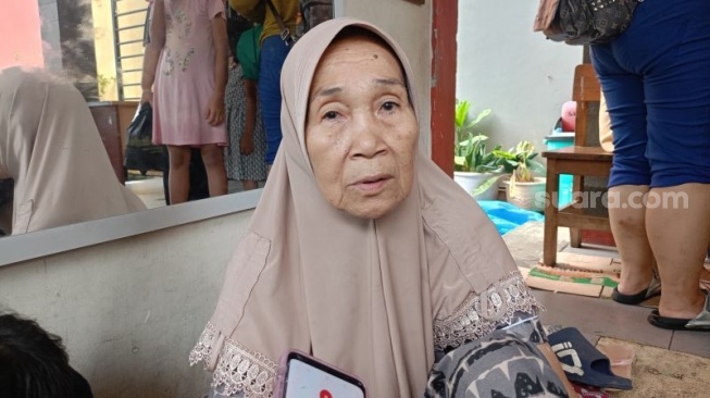 Warga yang terdampak banjir di Kebon Pala II, Kampung Melayu, Jatinegara Umiana (70) saat tengah mengungsi di SDN Kampung Melayu 02, Jakarta Timur, Selasa (4/3/2025). ANTARA/Siti Nurhaliza.