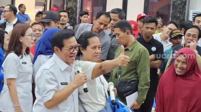 Gubernur DKI Jakarta, Pramono Anung, mengunjungi pos pengungsi korban banjir di Gelanggang Olahraga dan Remaja (GOR) Otista, Jakarta Timur, Rabu (5/3/2025). (Suara.com/Fakhri)