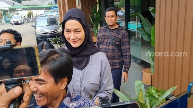 Senasib dengan Paula Verhoeven? 2 Artis Wanita Ini Juga Alami Pahitnya Dipisahkan dari Anak