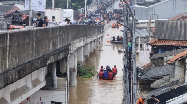 Banjir merendam kawasan pemukiman warga di samping Flyover Kalibata-Cililitan, Jakarta pada Selasa (4/3/2025). [Suara.com/Faqih]