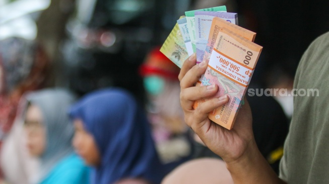 Warga menukarkan uang di Layanan Mobil Kas Keliling Bank Indonesia di Kompleks Masjid Al-Azhar, Jakarta, Rabu (5/3/2025). [Suara.com/Alfian Winanto]