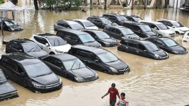 Jangan Panik! Ini Cara Menangani Mobil yang Terkena Banjir