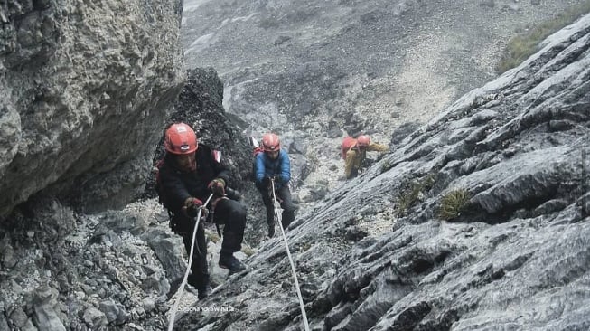 Nadine Chandrawinata saat mendaki Carstensz Pyramid (Instagram/@nadinelist)