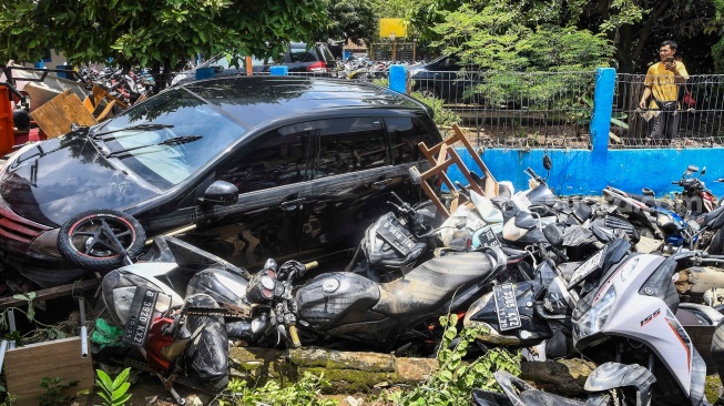 Kondisi motor yang terdampak banjir luapan Kali Bekasi di Sekolah Permata Sakti di Perumahan Pondok Gede Permai (PGP), Jatirasa, Bekasi, Jawa Barat, Rabu (5/3/2025). [ANTARA FOTO/Fakhri Hermansyah/foc]