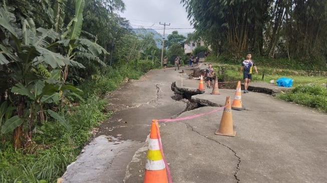 Ketakutan Warga Kampung Curug, Pergeseran Tanah Hancurkan Rumah Dekat Tempat Tinggal Prabowo