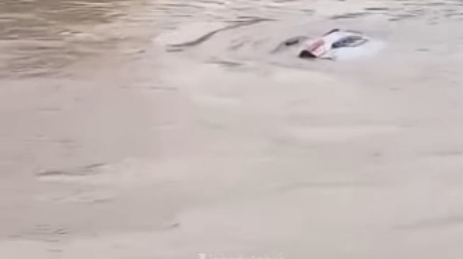 Buntut Nekat Terobos Banjir, Mobil di Bekasi Viral Terbawa Arus, Warga Gotong Royong Membantu