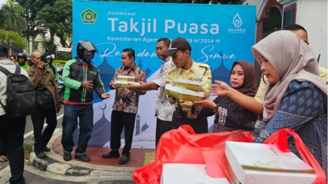 Tradisi Bagi Takjil: Momen Gotong Royong dalam Kebaikan di Bulan Ramadan