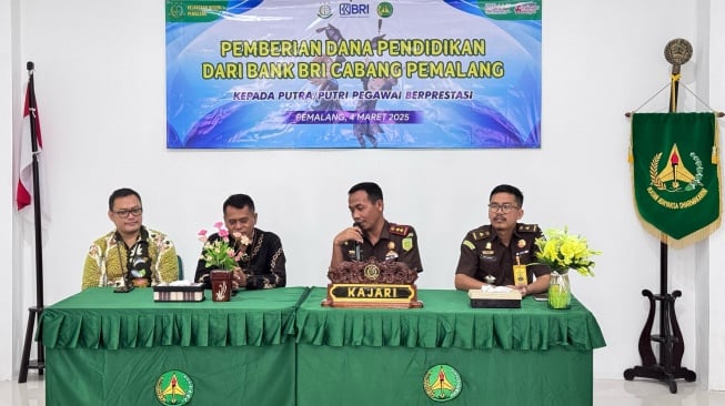 BRI Cabang Pemalang Beri Beasiswa untuk Putra-Putri Pegawai Kejari Berprestasi