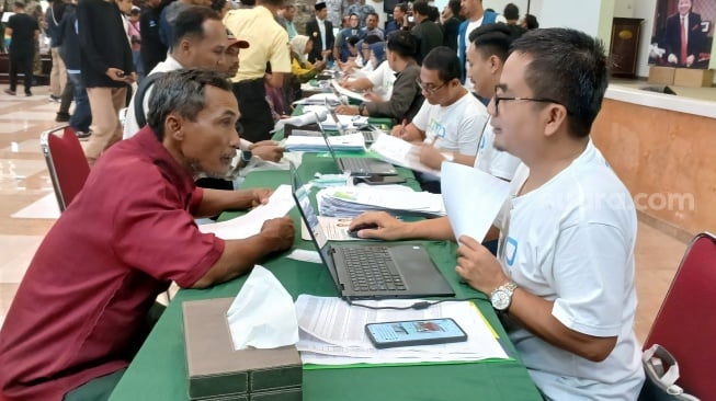 Para buruh eks PT Sritex Tbk tengah mengurus pencairan BPJS Ketenagakerjaan. [Suara.com/Ari Welianto]