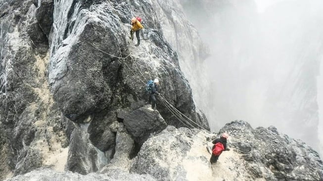 Nadine Chandrawinata saat mendaki Carstensz Pyramid (Instagram/@nadinelist)