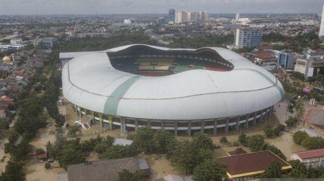 Foto udara halaman Stadion Patriot Chandrabhaga yang tergenang banjir di Bekasi, Jawa Barat, Selasa (4/3/2025). Menurut Kepala Unit Pelaksana Teknis Daerah (UPTD) Stadion tersebut pertandingan Persija Jakarta melawan PSIS Semarang pada (4/3) pukul 20.30 WIB ditunda karena kondisi ruangan Stadion Patriot tergenang banjir luapan Kali Bekasi. ANTARA FOTO/ Fakhri Hermansyah/nz