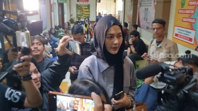 Paula Verhoeven saat hadir sidang cerai lanjutan di Pengadilan Agama Jakarta Selatan, Rabu (5/3/2025). [Suara.com/Adiyoga Priyambodo]