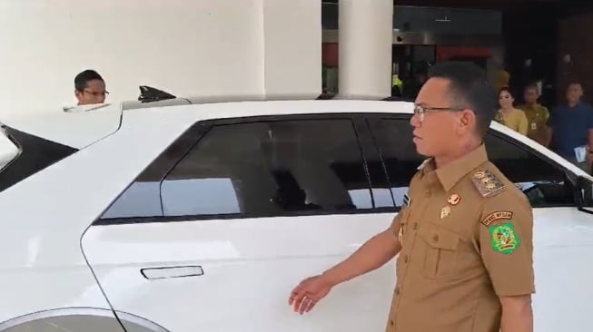 Wali Kota Medan Rico Waas dan wakilnya Zakiyuddin Harahap naik mobil jemput Bobby Nasution. [Ist]