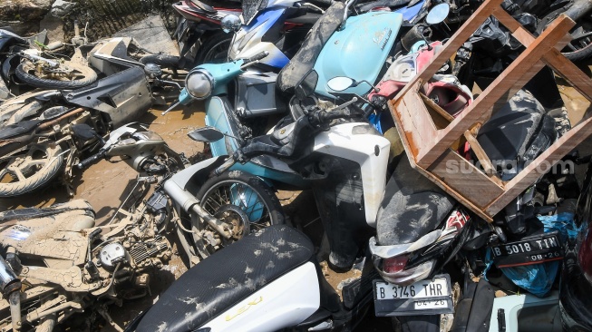 Kondisi motor yang terdampak banjir luapan Kali Bekasi di Sekolah Permata Sakti di Perumahan Pondok Gede Permai (PGP), Jatirasa, Bekasi, Jawa Barat, Rabu (5/3/2025). [ANTARA FOTO/Fakhri Hermansyah/foc]