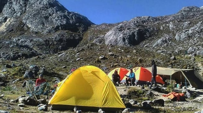 Nadine Chandrawinata saat mendaki Carstensz Pyramid (Instagram/@nadinelist)