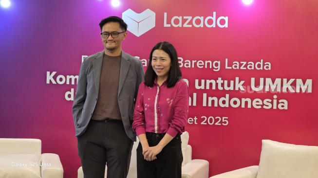 Reinaldo Harjanto, Chief Logistics Officer Lazada Indonesia (kiri) dan Amelia Tediarjo, Head of Operations Lazada Indonesia (tengah) dalam acara bincang santai “Komitmen Lazada Terhadap Pengembangan UMKM dan Brand" yang digelar di Kawasan SCBD, Jakarta, Rabu (5/3/2025). [Suara.com/Dicky Prastya]