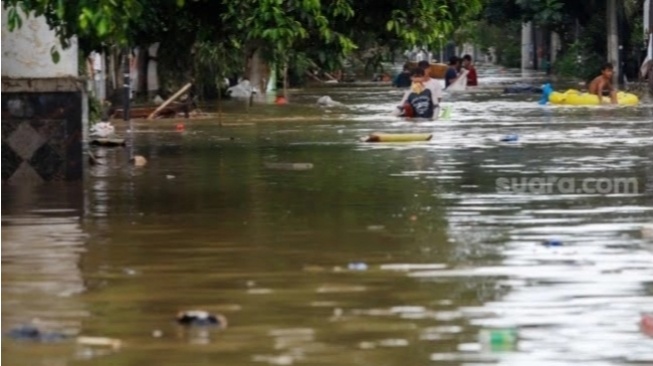 Lumpuhkan Aktivitas Warga Secara Total, Apa Penyebab Banjir Bekasi?