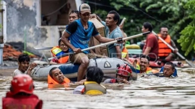 Anak yang Terseret Arus Kali Ciliwung Ditemukan Meninggal di Dekat Rumahnya