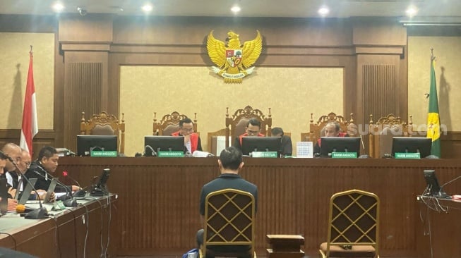 Eks Mendag Tom Lembong menjalani sidang perdana kasus impor gula di Pengadilan Tipikor, Jakarta, Kamis (6/3/2025). (Suara.com/Dea)