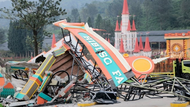 Suasana bangunan yang telah dibongkar di tempat wisata Hibisc Fantasy Puncak, Kabupaten Bogor, Jawa Barat, Kamis (6/3/2025). [ANTARA FOTO/Lintang/Arf/nz]