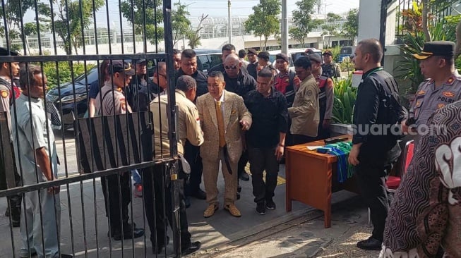 Hotman Paris Hutapea menghadiri sidang lanjutan melawan Razman Arif Nasution di Pengadilan Negeri Jakarta Utara, Kamis (6/3/2025). [Suara.com/Adiyoga Priyambodo]