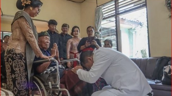 Kidung Ayah yang Duduk di Kursi Roda Iringi Sungkem Guru Pandu yang Sukses Jadi Wakil Bupati