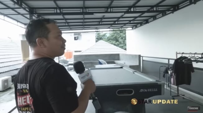 Penampakan area jemur dan biliar di rooftop kos Nunung. [YouTube/STARPRO Indonesia]